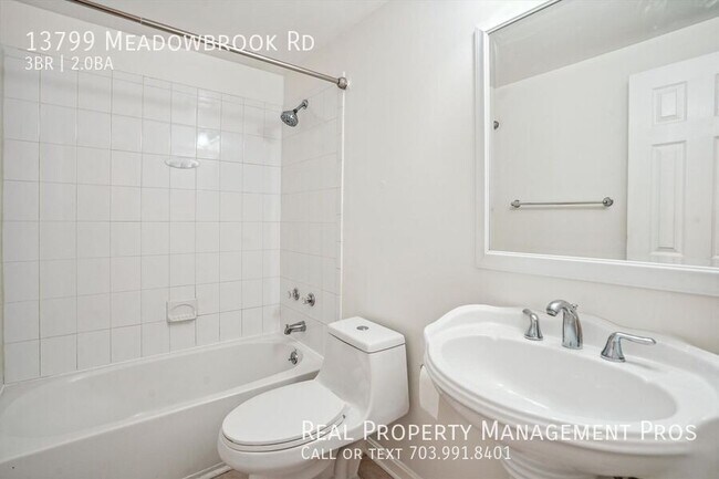 Building Photo - 3 Bed Single Family Home w/ Fenced in Back...