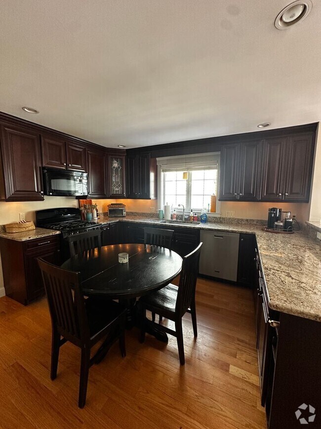 Building Photo - Spacious 3 Bed 2.5 Bath Single-Family Home...