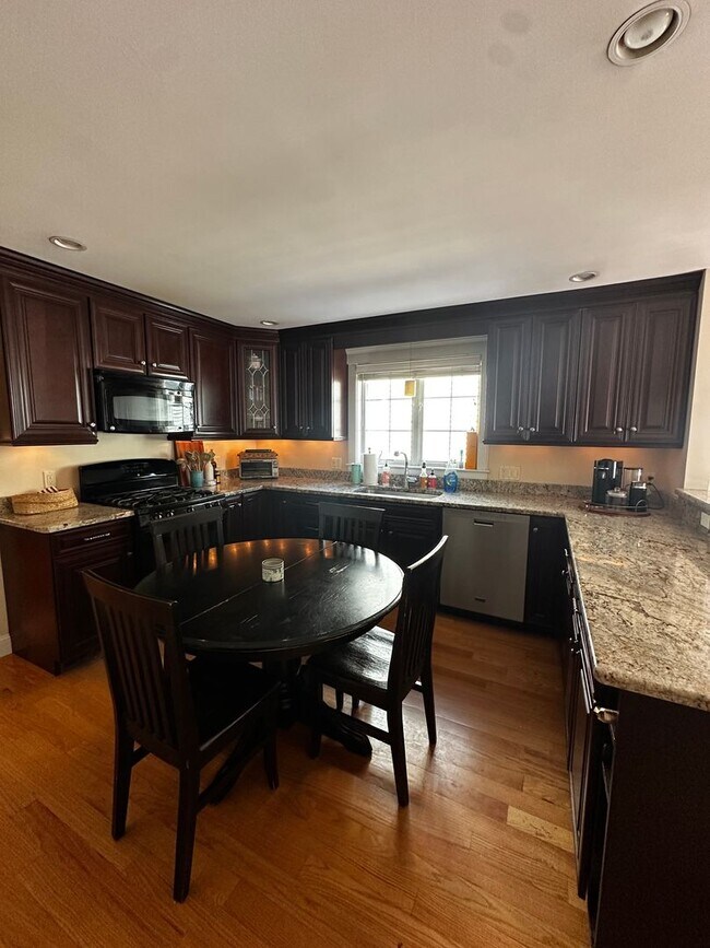 Primary Photo - Spacious 3 Bed 2.5 Bath Single-Family Home...