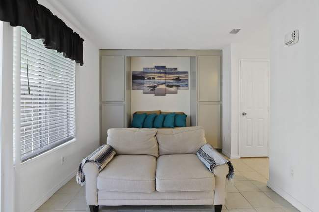 Building Photo - 3701 Colonial Dr