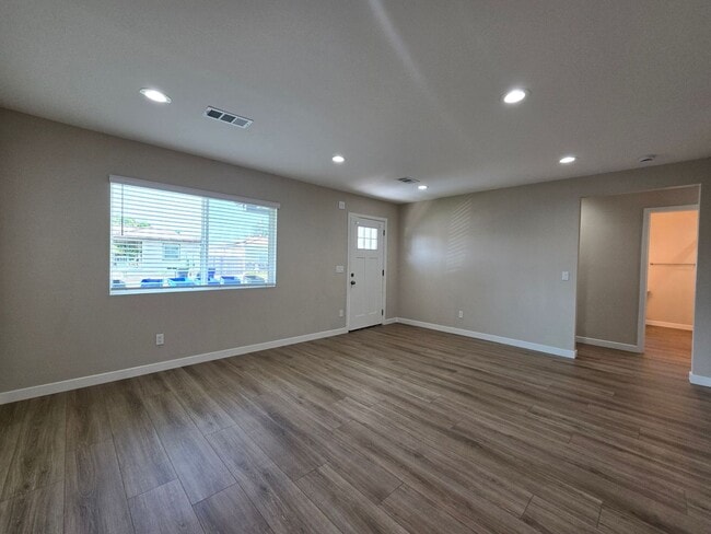 Building Photo - Newly Renovated 2023!! 4BD/2BA