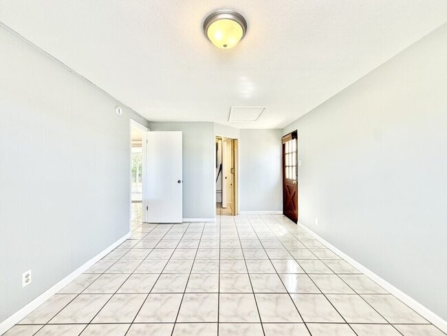 Building Photo - 1300 Classic Dr