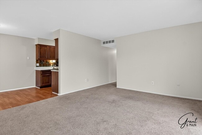 Building Photo - $1395 2 bedroom town house