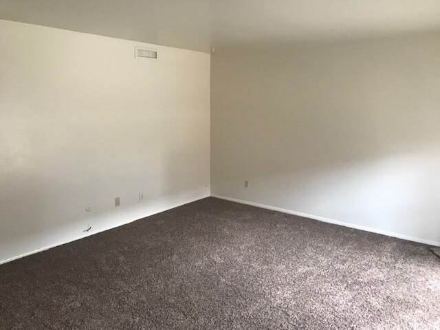 Building Photo - Beautiful Washington Terrace Apartment with carport and central air