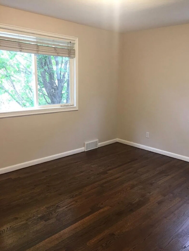 Building Photo - 1920 Xanthia St