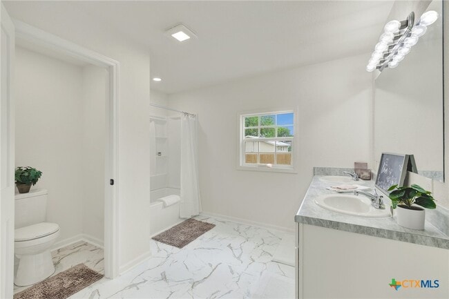 Building Photo - 312 N La Vernia St