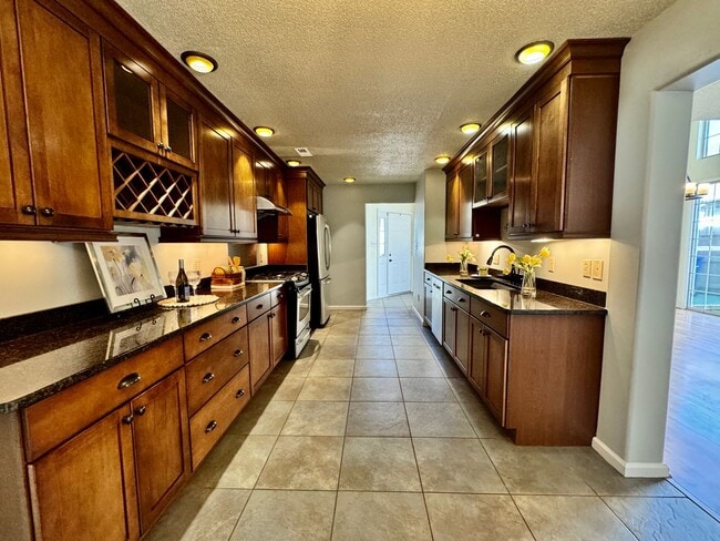 Building Photo - Available 08-08-25 in Cedar Crossing! A Pe...