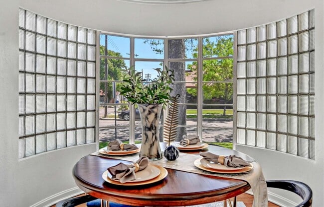 Building Photo - 1 Bedroom, 1 Shared Bath, Common Area Shar...