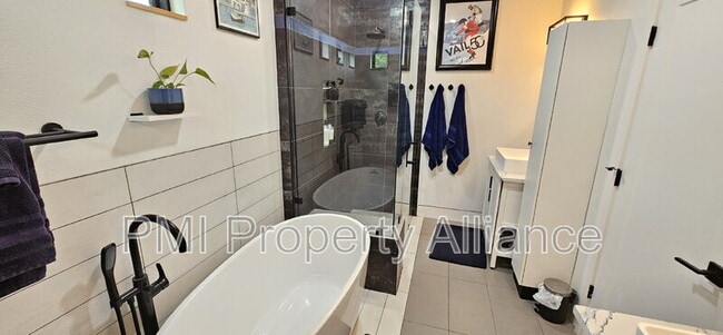 Building Photo - 2319 Drake Dr