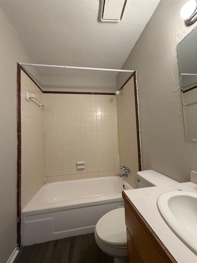 Building Photo - 4830 Ruthenia Rd