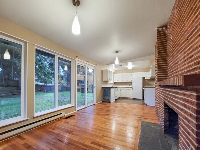 Building Photo - Cozy rambler with large outdoor space!!!
