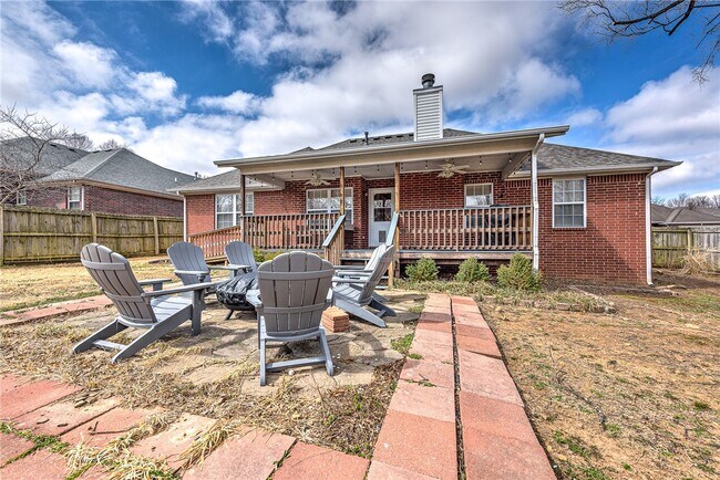 Building Photo - 701 SW Maidstone Ave