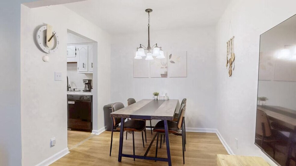 Building Photo - 253 White Oak Rd