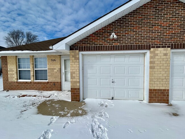 Building Photo - 2 Bedroom 1 Bath Duplex