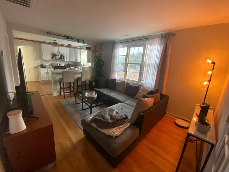 Building Photo - 3719 N Newcastle Ave