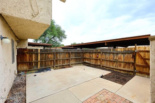 Building Photo - 944 S Valencia