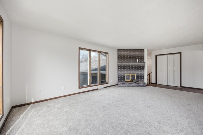 Building Photo - 609 Lily Ln