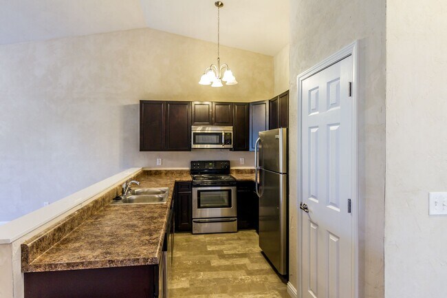 Building Photo - 2 bed 2 bth duplex- available now