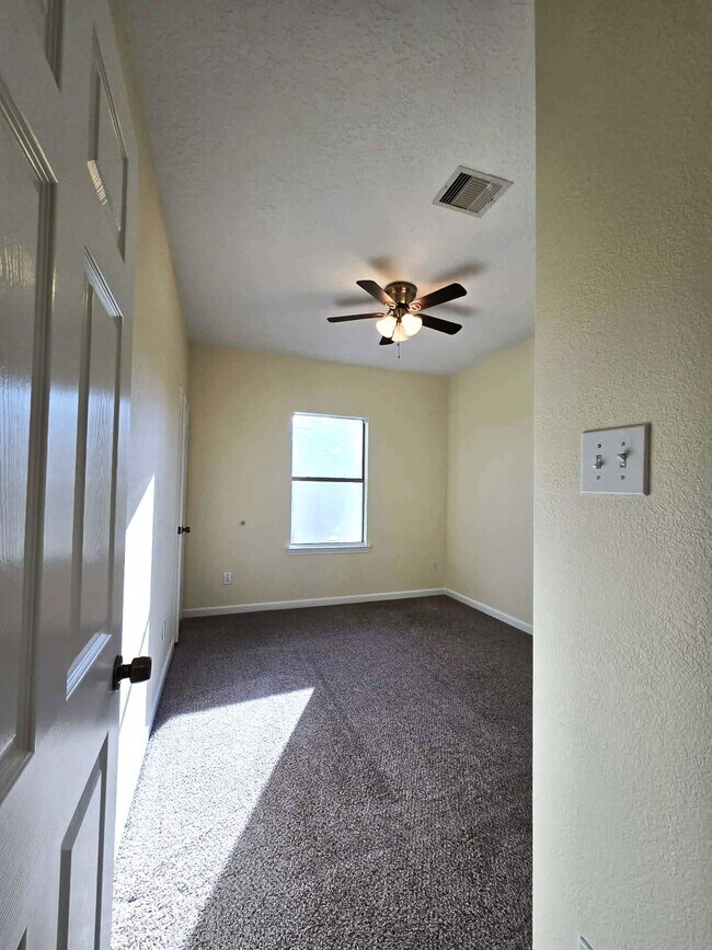 Building Photo - 6641 Midfield Dr