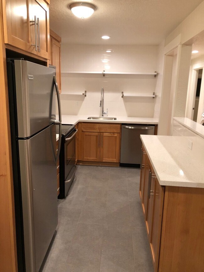 Building Photo - Like New Modern 2BD First Floor New Hardwo...