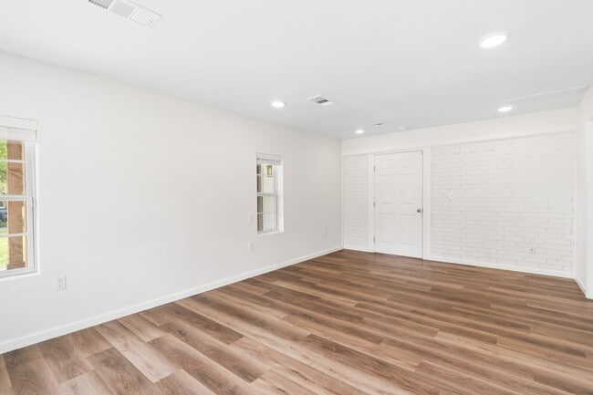 Building Photo - 865 N Ulmer St