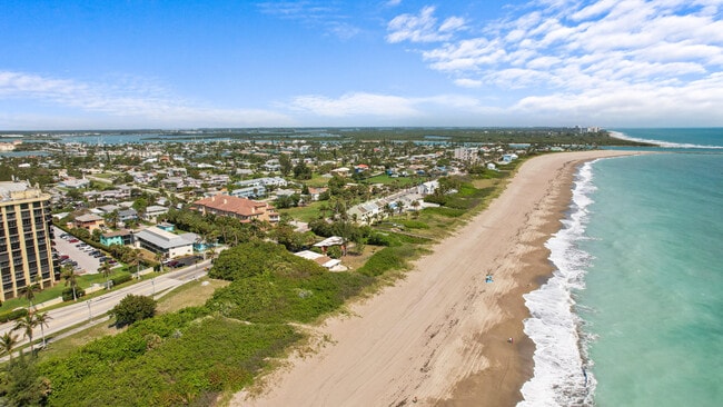 Building Photo - 711 S Ocean Dr