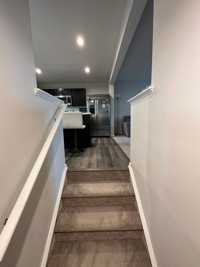 Building Photo - FULLY FURNISHED like-new Townhouse w/ Garage