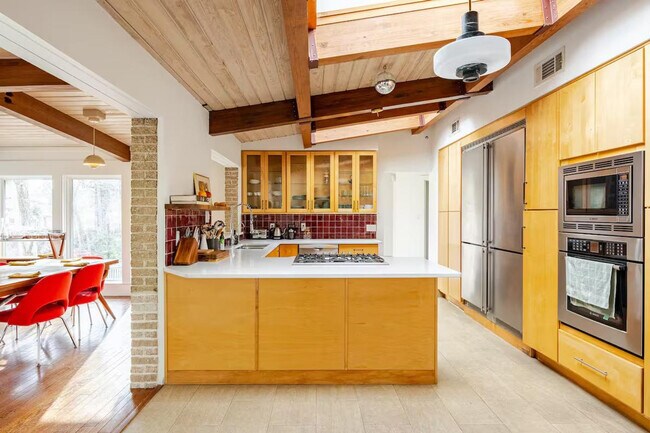 Building Photo - 2720 N Fillmore St