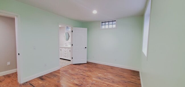 Building Photo - 4-bedroom 3-bathroom home minutes to Downt...