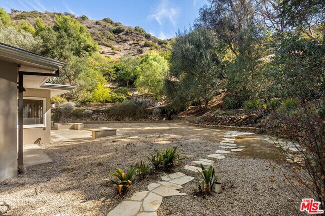 Building Photo - 7972 Mulholland Dr