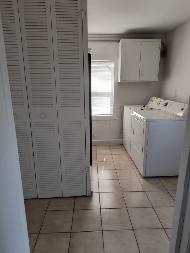 Building Photo - 10850 Parkside Ave