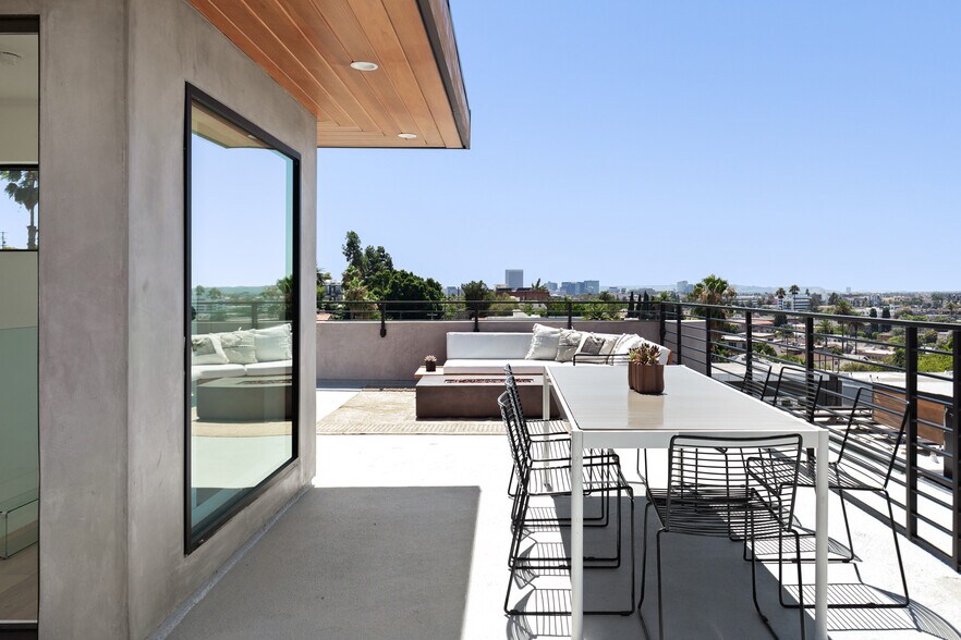 Building Photo - 861 1/2 Hyperion Ave
