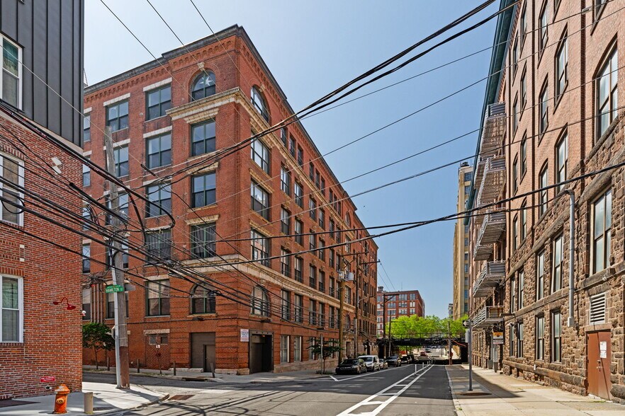 Building Photo - 429 N 13th St