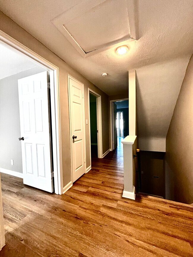 Building Photo - Spacious 3-Bed Townhome with Garage in Day...