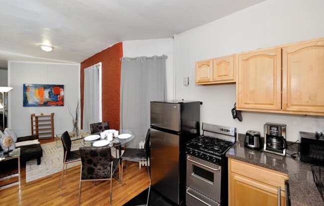 Building Photo - 440 W 45th St