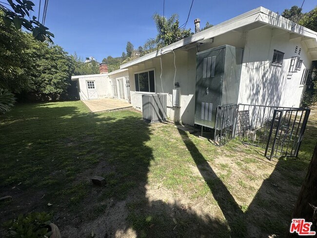 Building Photo - 1555 San Ysidro Dr