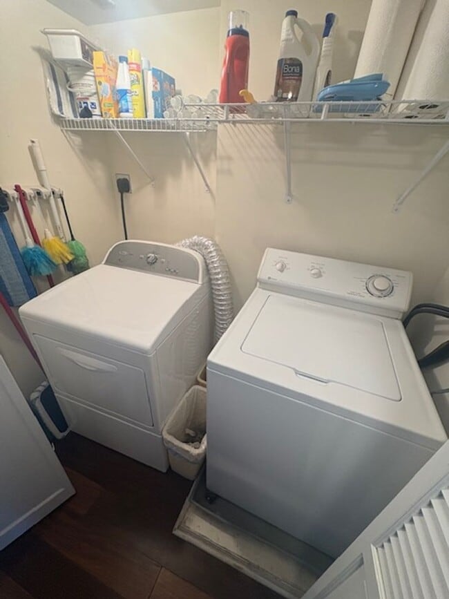 Building Photo - Historic Downtown Fully Furnished 2 Bedroom Condo