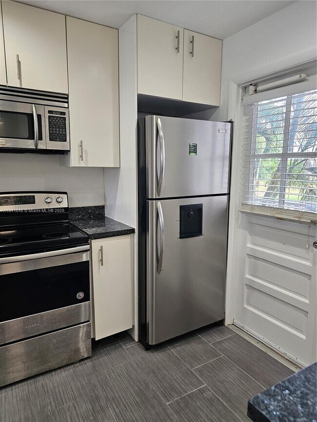 Building Photo - 2510 SW 81st Ave