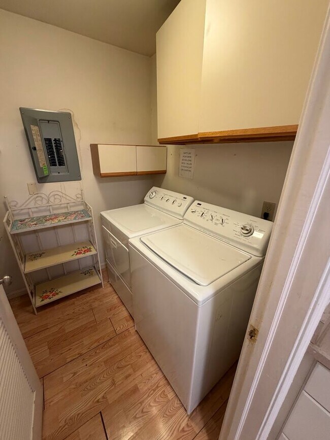 Building Photo - Great ‘Seven Oaks’ Condo