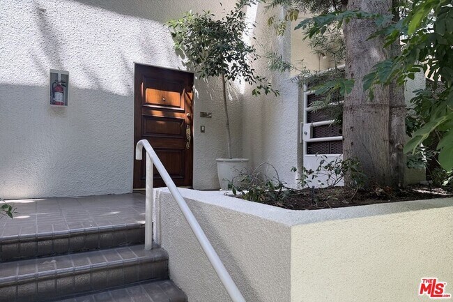 Building Photo - 1131 Alta Loma Rd