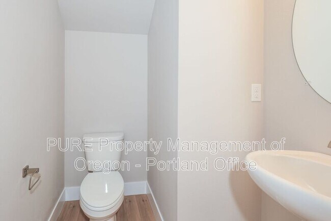 Building Photo - 504 NE Trillium Dr