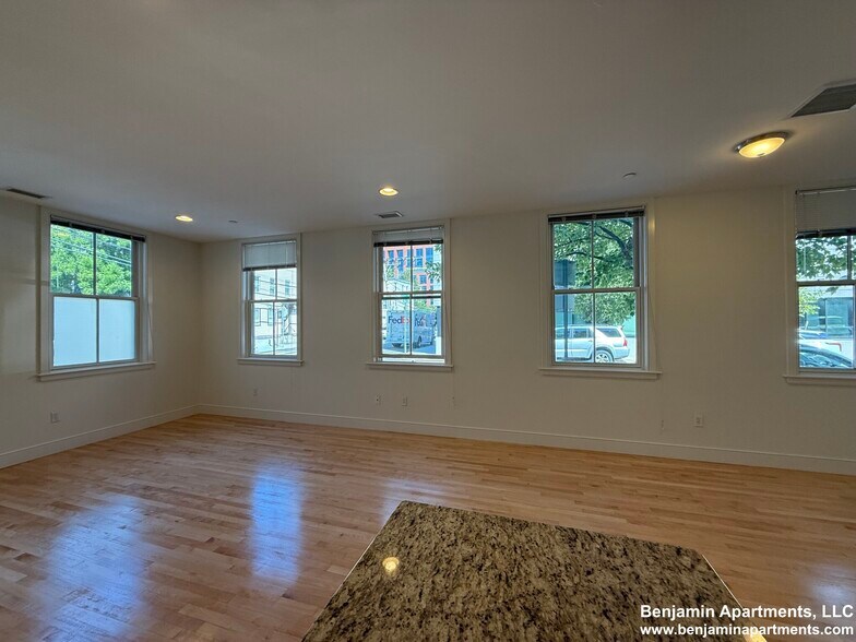 Building Photo - 108 2nd St