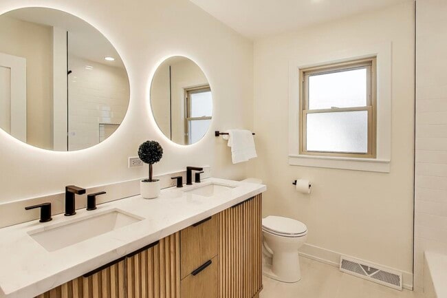 Building Photo - 909 S Waverly Ave