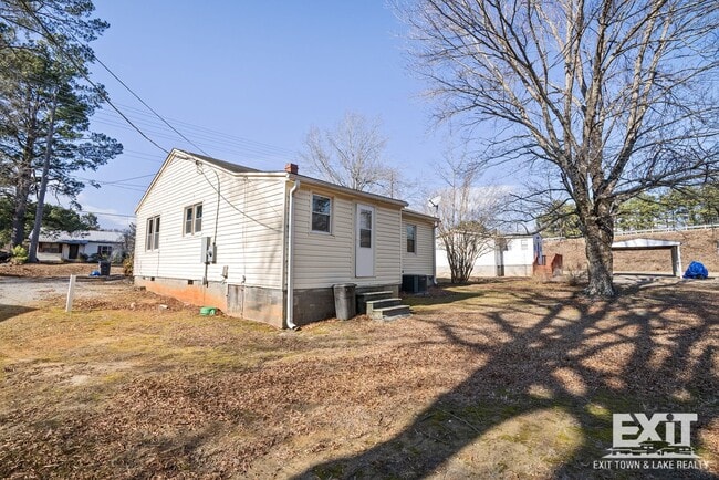 Building Photo - 3 Bedroom/1 Bathroom Brick Ranch For Rent