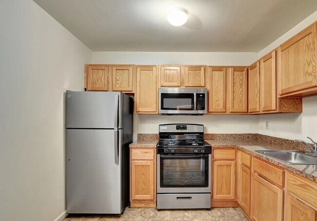 Building Photo - Renovated Apartment Available