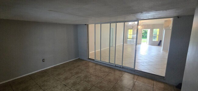 Building Photo - Huge Three Bedroom- 2 bath + den, 2 car ga...
