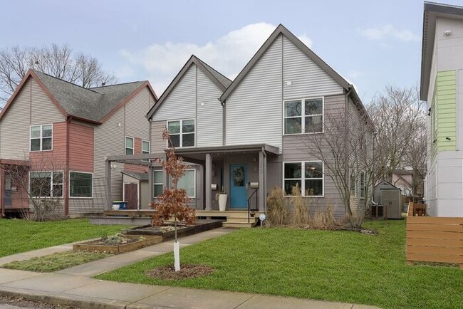 Building Photo - Lovely 3 Bedroom 2.5 Bath Townhome Steps From The Monon!