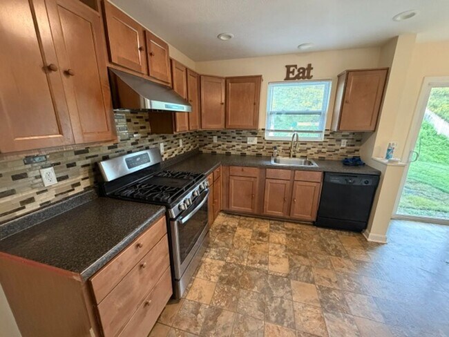 Building Photo - 422 Labrador Ln