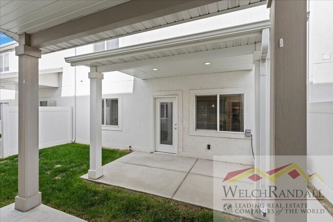 Building Photo - Live in Style – 3 Bed, 2.5 Bath Townhome i...