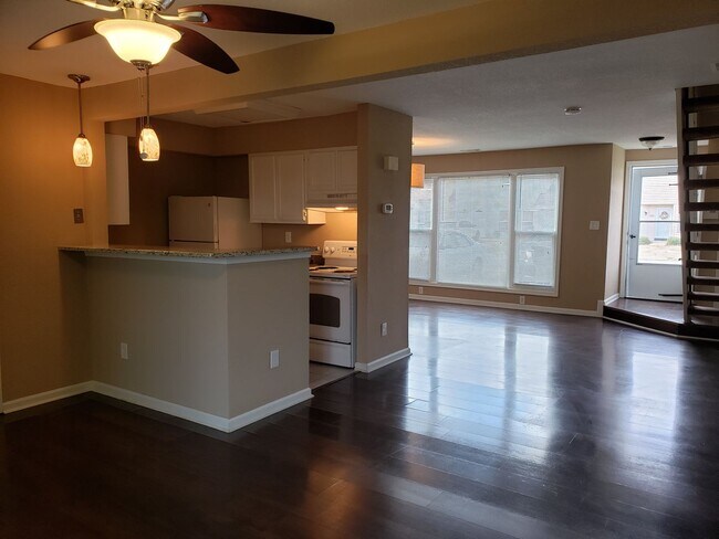 Building Photo - Modern 2 Bed | 2 Bath Townhouse in Town Center!